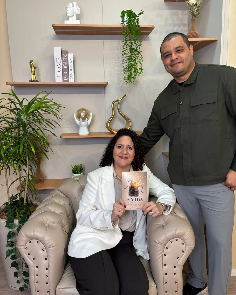 Tiago e Soraia Teles, fundadores da Editora Raízes Cristãs, no estúdio da editora com o livro A Vida É Mais Leve com Jesus, de Tiago Teles